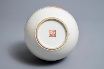 Un vase de forme bouteille en porcelaine de Chine, marque de Qianlong, R&eacute;publique, 20&egrave;me
