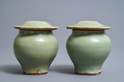 Een paar Chinese Longquan celadon dekselvazen, Ming