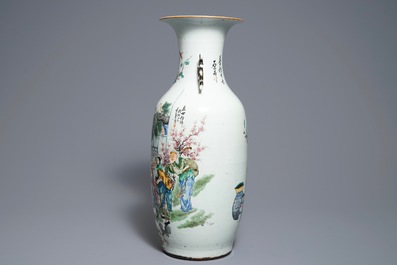 Deux vases en porcelaine de Chine famille rose aux d&eacute;cors doubles, 19/20&egrave;me