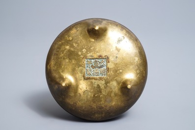 Un br&ucirc;le-parfum tripod en bronze, marque de Xuande, 18/19&egrave;me