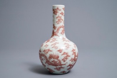 Un vase de forme bouteille en porcelaine de Chine rouge de cuivre aux dragons, 19/20&egrave;me