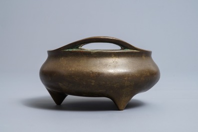 Een Chinese bronzen driepotige wierookbrander, Xuande merk, 18/19e eeuw