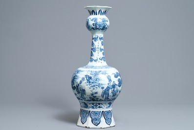 Un grand vase en fa&iuml;ence de Delft en bleu et blanc &agrave; d&eacute;cor de chinoiserie, fin du 17&egrave;me