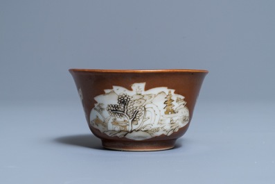 Une tasse et soucoupe en porcelaine de Chine grisaille et dor&eacute;e &agrave; fond capucin, Qianlong