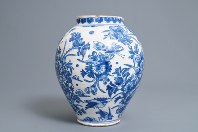 Een blauwwitte pot in Engels Delfts aardewerk met chinoiserie decor, 18e eeuw