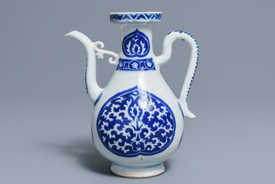 Une verseuse en porcelaine de Chine bleu et blanc pour le march&eacute; islamique, Kangxi