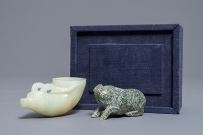 Un rhyton en forme de cerf et un mod&egrave;le d'un cochon en jade sculpt&eacute;, Han ou apr&egrave;s