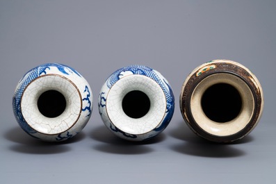 Trois vases en porcelaine de Chine dit &quot;de Nankin&quot; aux d&eacute;cors de dragons et de guerriers, 19&egrave;me