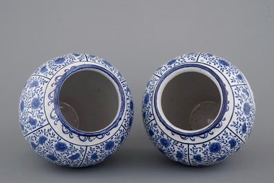 Une paire de grands vases couverts en fa&iuml;ence de Bruxelles en bleu et blanc, sign&eacute;s et dat&eacute;s 1861