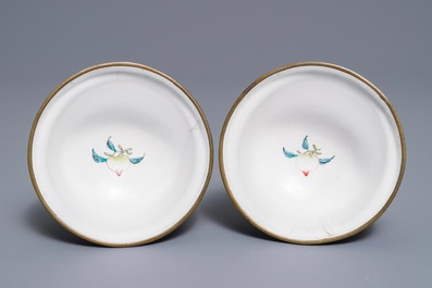 A pair of fine Chinese Canton enamel bowls and covers, Yongzheng/Qianlong