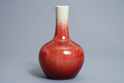 Un vase de forme tianqiu ping en porcelaine de Chine langyao, 18/19&egrave;me