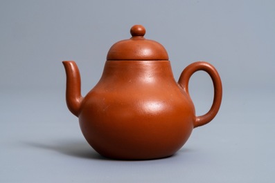 Een Chinese Yixing steengoed theepot met deksel, reli&euml;fmerk, 18/19e eeuw