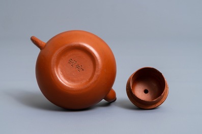 A Chinese Yixing stoneware teapot and cover, impressed and incised mark, 18/19th C.