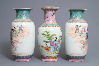 Trois vases en porcelaine de Chine famille rose, marque de Qianlong, R&eacute;publique, 20&egrave;me