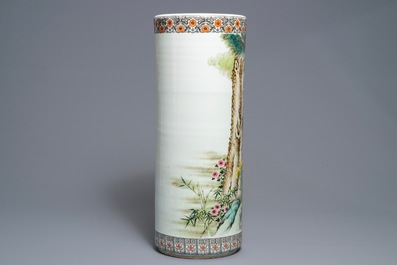 Un vase cylindrique en porcelaine de Chine famille rose, R&eacute;publique, 20&egrave;me