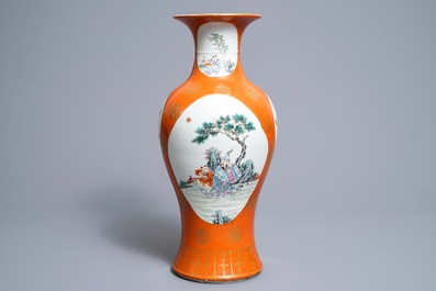 Een Chinese famille rose vaas met oranje fondkleur, Qianlong merk, Republiek, 20e eeuw