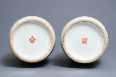 Une paire de vases de forme rouleau en porcelaine de Chine famille rose, R&eacute;publique, 20&egrave;me