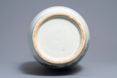 Un vase en porcelaine de Chine famille rose &agrave; d&eacute;cor de Liu Hai, 19/20&egrave;me