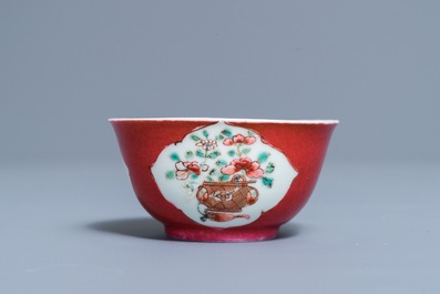 Une tasse et soucoupe 'ruby back' en porcelaine de Chine famille rose, Yongzheng