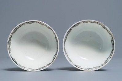 Une paire de tasses et soucoupes en porcelaine de Chine grisaille et dor&eacute;e, Qianlong