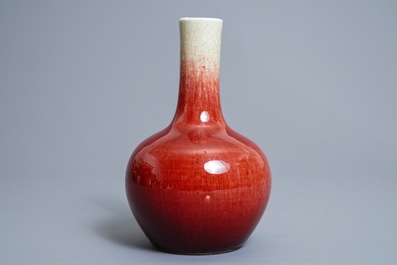 Un vase de forme tianqiu ping en porcelaine de Chine langyao, 18/19&egrave;me