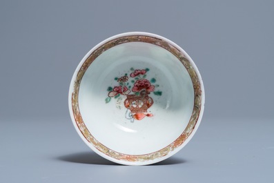 Une tasse et soucoupe 'ruby back' en porcelaine de Chine famille rose, Yongzheng