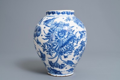 Un vase &agrave; d&eacute;cor de chinoiserie en fa&iuml;ence de Delft en bleu et blanc, Angleterre, 18&egrave;me