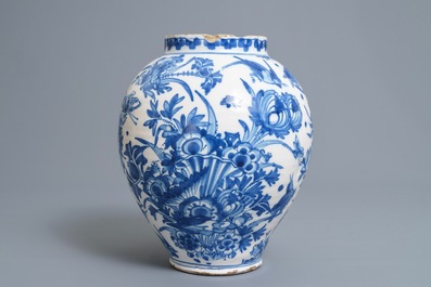 Een blauwwitte pot in Engels Delfts aardewerk met chinoiserie decor, 18e eeuw