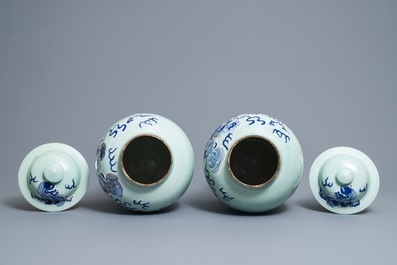 Une paire de vases couverts en porcelaine de Chine bleu, blanc et rouge sur fond c&eacute;ladon, 19/20&egrave;me