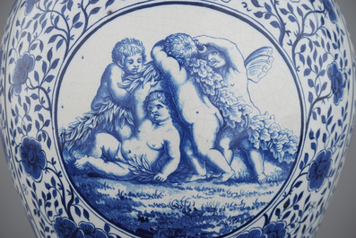 Een paar grote blauwwitte Brussels aardewerken dekselvazen, gesigneerd en gedat. 1861