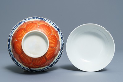 Un bol couvert sur pr&eacute;sentoir en porcelaine de Chine, Qianlong/Jiaqing