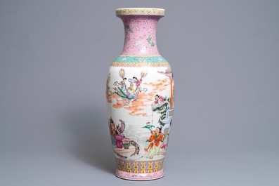 Een fijne Chinese famille rose vaas, Qianlong merk, Republiek, 20e eeuw