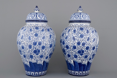 Une paire de grands vases couverts en fa&iuml;ence de Bruxelles en bleu et blanc, sign&eacute;s et dat&eacute;s 1861