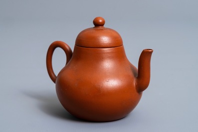 Een Chinese Yixing steengoed theepot met deksel, reli&euml;fmerk, 18/19e eeuw