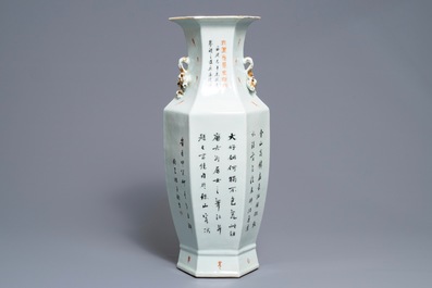 Een hexagonale Chinese famille rose 'Legende van de witte slang' vaas, 19e eeuw