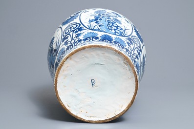 Un grand vase en fa&iuml;ence de Delft en bleu et blanc &agrave; d&eacute;cor de chinoiserie, d&eacute;but du 18&egrave;me