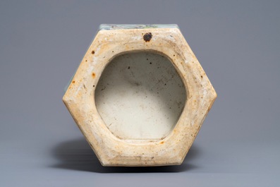 Een hexagonale Chinese famille rose 'Legende van de witte slang' vaas, 19e eeuw