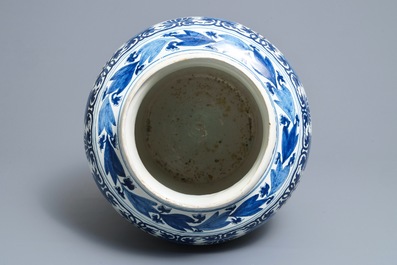 Een grote blauwwitte Delftse vaas met chinoiserie decor, vroeg 18e eeuw