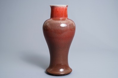 Un vase de forme balustre &eacute;long&eacute; en porcelaine de Chine langyao, 19&egrave;me