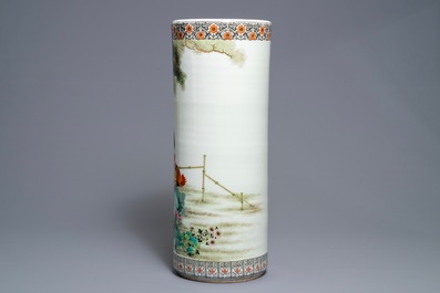 Een cylindrische Chinese famille rose vaas met hanen, Republiek, 20e eeuw