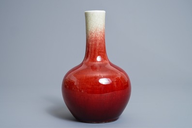 Un vase de forme tianqiu ping en porcelaine de Chine langyao, 18/19&egrave;me