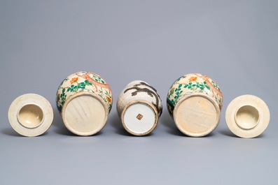 Trois vases en porcelaine de Chine dit &quot;de Nankin&quot; aux d&eacute;cors de dragons, 19&egrave;me