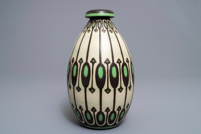 Een ornamentale art deco vaas met mat glazuur, Charles Catteau voor Boch K&eacute;ramis, 1e helft 20e eeuw