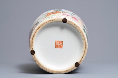 Un vase en porcelaine de Chine famille rose, R&eacute;publique, 20&egrave;me