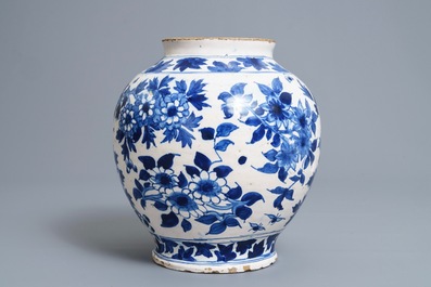 Een blauwwitte pot in Engels Delfts aardewerk met chinoiserie decor, 18e eeuw