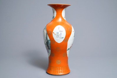Un vase en porcelaine de Chine famille rose sur fond orange, marque de Qianlong, R&eacute;publique, 20&egrave;me