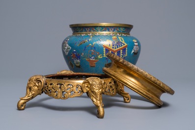 A Chinese cloisonn&eacute; '100 antiquities' jardini&egrave;re on gilt bronze foot, 18/19th C.