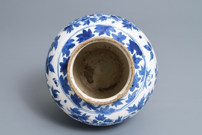 Een blauwwitte pot in Engels Delfts aardewerk met chinoiserie decor, 18e eeuw