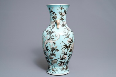 Een Chinese Dayazhai-stijl vaas met turquoise fondkleur, 19e eeuw