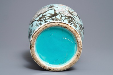 Un vase en porcelaine de Chine de style Dayazhai &agrave; fond turquoise, 19&egrave;me
